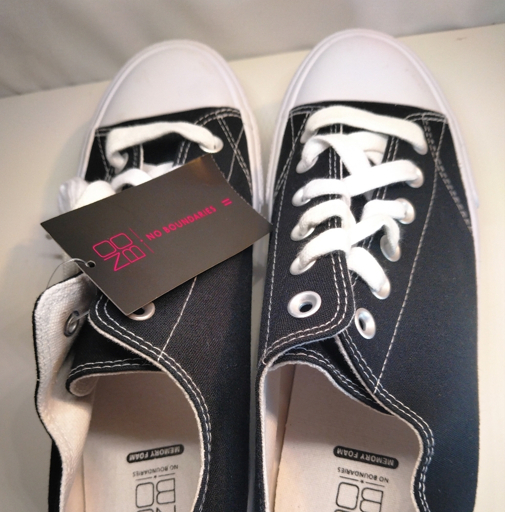Shoes - Picture 4 of 7